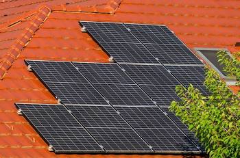 Sistem fotovoltaic pe casa cu acoperis rosu