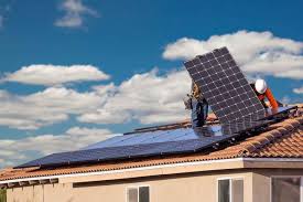 Echipa SOL-X montand panouri solare pe acoperis